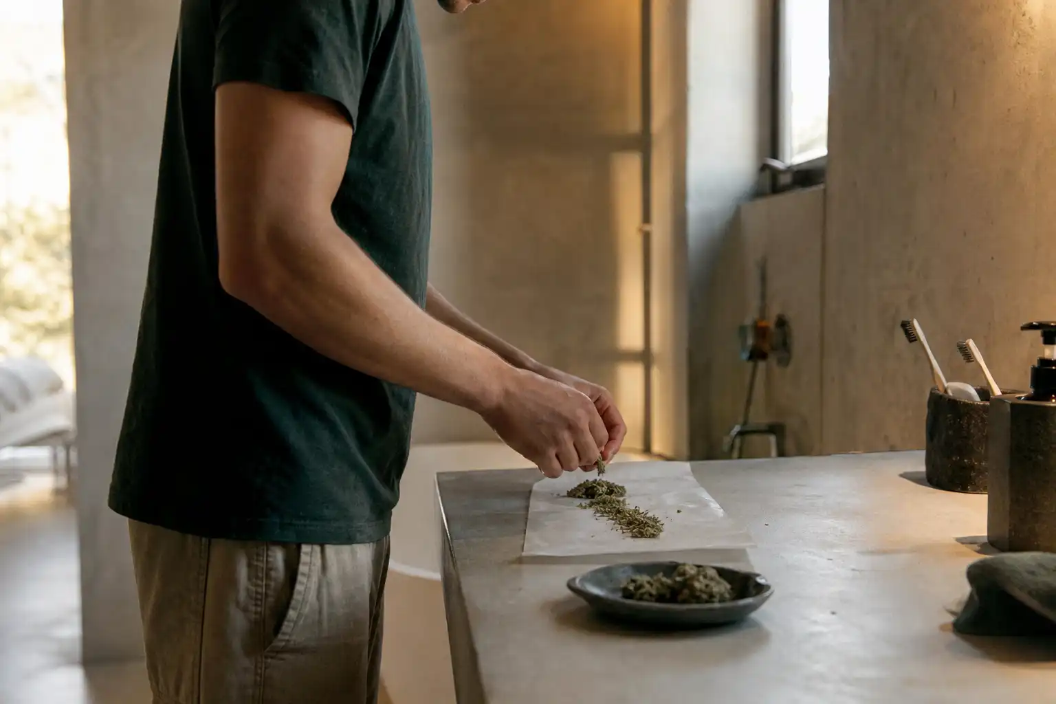 Quelqu'un dose quelque chose, autour d'amende cannabis portée, dans une salle de bain.